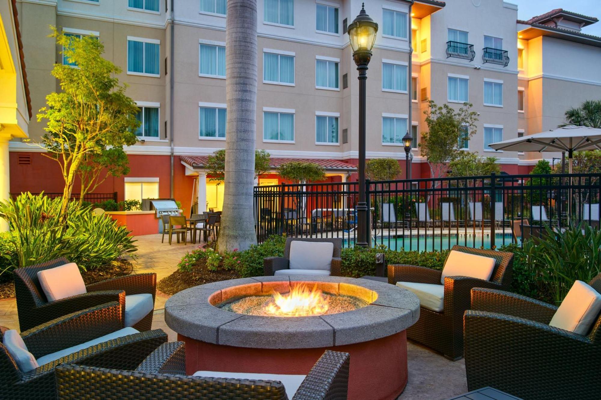 Residence Inn By Marriott Fort Myers At I-75 And Gulf Coast Town Center Estero Exterior photo